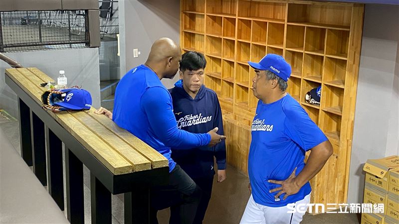 富邦悍將首席兼打擊教練陳連宏、打擊教練鮑伊。（圖／記者張沛嘉攝影）