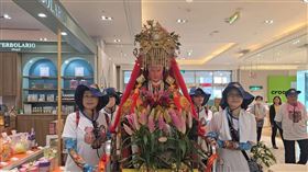 南方澳進安宮媽祖快閃百貨點妝見客（2）2025蘭陽媽祖文化節將於9月底登場，主祀宮廟南方澳進安宮媽祖16日快閃宜蘭新月廣場逛百貨，並舉辦「點妝見客」儀式，提前為文化節遶境活動暖場。中央社記者沈如峰宜蘭縣攝　114年8月16日