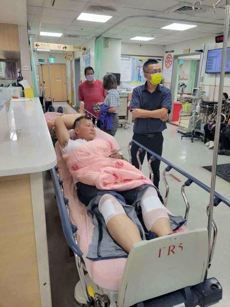 彰化縣議員洪騰明為了保護民眾，在驅趕犬隻時，慘遭咬傷雙腿及手部。（圖／翻攝畫面）