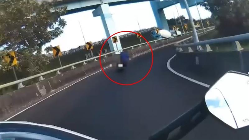 楊男騎上台65線，一路猛衝直飆，場面相當驚險。（圖／翻攝畫面）