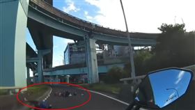 楊男騎下匝道時，不慎失控自摔。（圖／翻攝畫面）
