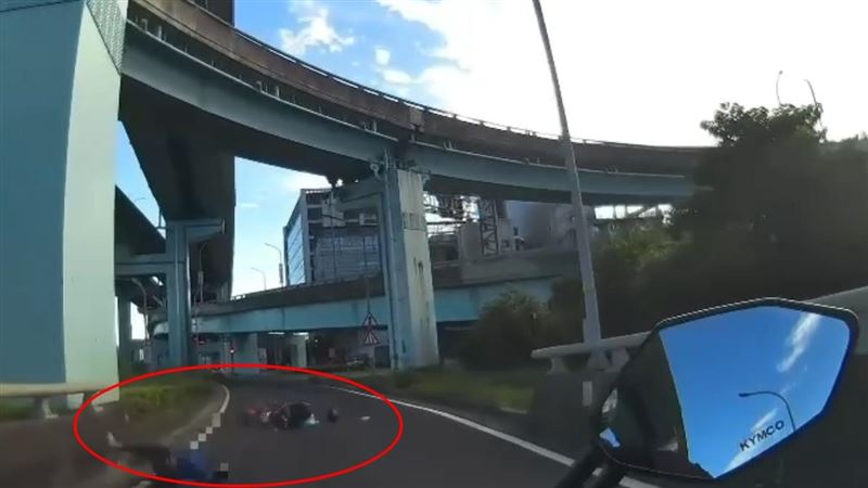 楊男騎下匝道時，不慎失控自摔。（圖／翻攝畫面）