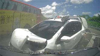 煞不住！遊覽車國道猛撞釀翻車畫面曝光