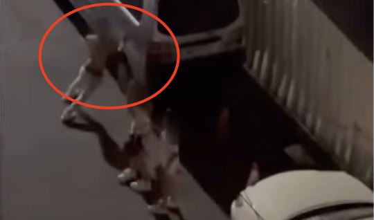 鄭男疑似因酒後情緒激動，對著路邊的廂型車猛力撞頭。（圖／翻攝自Threads）
