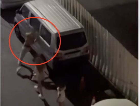 鄭男對著路邊的廂型車猛力撞頭。（圖／翻攝自Threads）