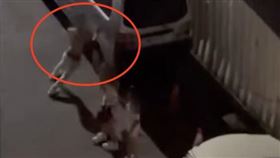 他被劈腿「鐵頭功」撞貨車⋯板金凹窗破裂