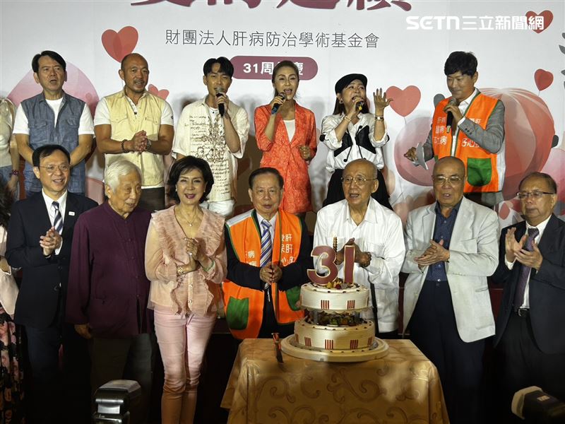 慶生會上，高齡87歲的伯仲文教基金會董事長吳伯雄（前排右三）、前台大校長孫震、資深藝人白嘉莉（前排左二、左三）等人也前來同賀。（圖／記者簡浩正攝影）