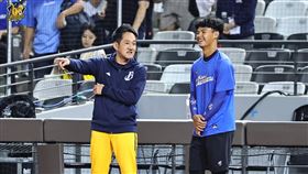 富邦悍將陳愷佑（右）賽前，向中信兄弟總教練平野惠一請教。（圖／中信兄弟提供） 