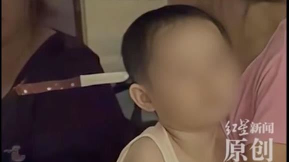 母抖床單猛甩！15CM水果刀飛插3歲女童頭