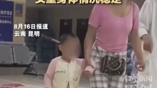3歲女童頭部插了一把水果刀，不哭不鬧由媽媽牽著走進醫院急診室，嚇壞醫護人員。（圖／翻攝自微博）