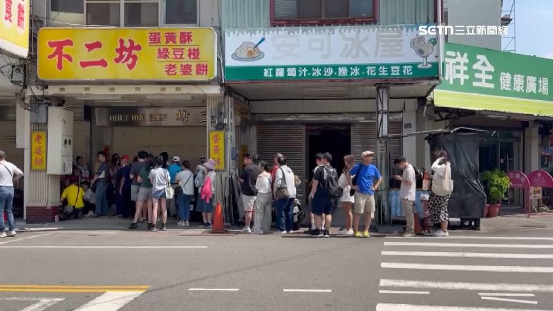 彰化蛋黃酥名店不二坊外人潮滿滿
