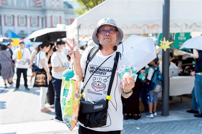 排隊在第二位的日本朋友，今天再度前來市集購買a-We周邊商品，把最後一塊拼圖「a-We扭蛋」補齊。（圖／文總提供）