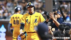 中職36年例行賽，中信兄弟右外野手宋晟睿敲出安打送回許庭綸。（圖／記者劉彥池攝影）
