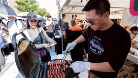 民眾排隊兌換烤香腸。（圖／文總提供）