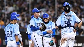 中職36年例行賽，富邦悍將後援投手曾峻岳失2分。（圖／記者劉彥池攝影）