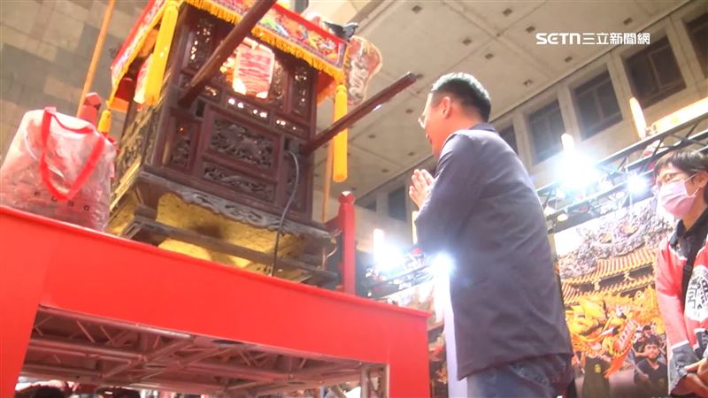 活動現場也規劃了鑽轎腳體驗