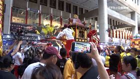 萬佛揚善在北車　感受浴佛、鑽轎腳多元體驗