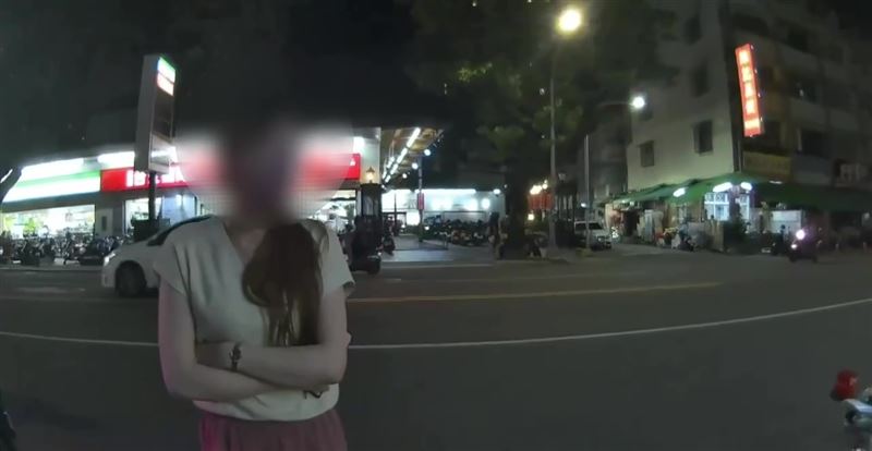 女顧客表示店內有「病媒」，要求警察開罰店家。（圖／翻攝畫面）