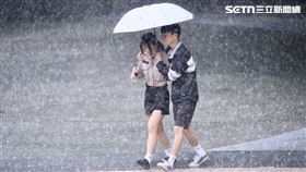 大雨,雨,下雨,雨天,降雨,天氣,氣象,路人。（圖／記者鄭孟晃攝影）