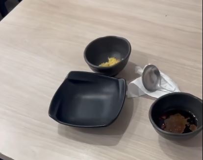 女顧客反應蚊子停在她餐具上，不滿店家處理方式只是關門而已。（圖／翻攝自Threads @mandyou117）