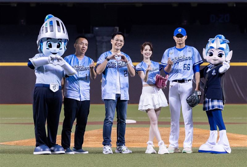 台灣大力挺國內運動賽事，連續第8年攜手富邦悍將舉辦「悍將中學主題日」，今年以「新生報到」為主題，8月16及17日連2天於臺北大巨蛋登場。(左2)心路基金會庇護工場夥伴若舜、(左3)台灣大總經理林之晨、(左4)台灣大品牌好友阿諾。（圖／台灣大提供）