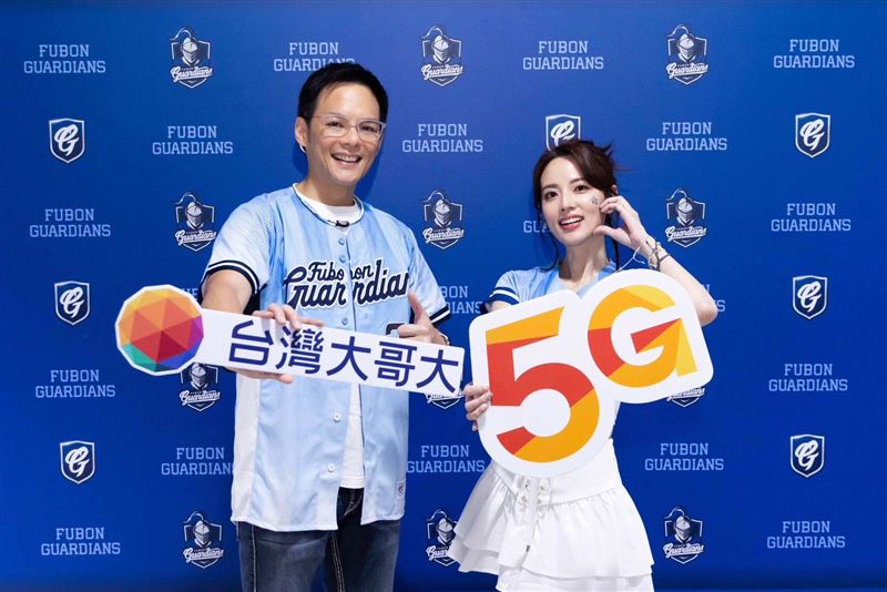 台灣大本次邀請阿諾擔任開球嘉賓，延續《爸爸禮物篇》廣告中「老師」形象，向球迷傳遞台灣大透過5G NRCA技術，將不連續 60MHz + 40MHz 合而為一，實現全台最大100MHz 5G黃金頻寬。台灣大總經理林之晨(左)、台灣大品牌好友阿諾(右)