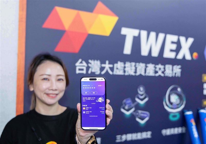 2025「悍將中學主題日」首度亮相的「台灣大虛擬資產交易所(TWEX)」服務，以三大特色吸引現場球迷關注，不少球迷下載體驗，紛紛詢問如何只要100元就能輕鬆購入比特幣、乙太幣。（圖／台灣大提供）