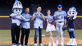 台灣大力挺國內運動賽事，連續第8年攜手富邦悍將舉辦「悍將中學主題日」，今年以「新生報到」為主題，8月16及17日連2天於臺北大巨蛋登場。(左2)心路基金會庇護工場夥伴若舜、(左3)台灣大總經理林之晨、(左4)台灣大品牌好友阿諾。（圖／台灣大提供）