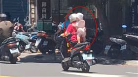 離譜的載嬰畫面，讓路過民眾都嚇傻。（圖／翻攝自 Threads@_7uzon)
