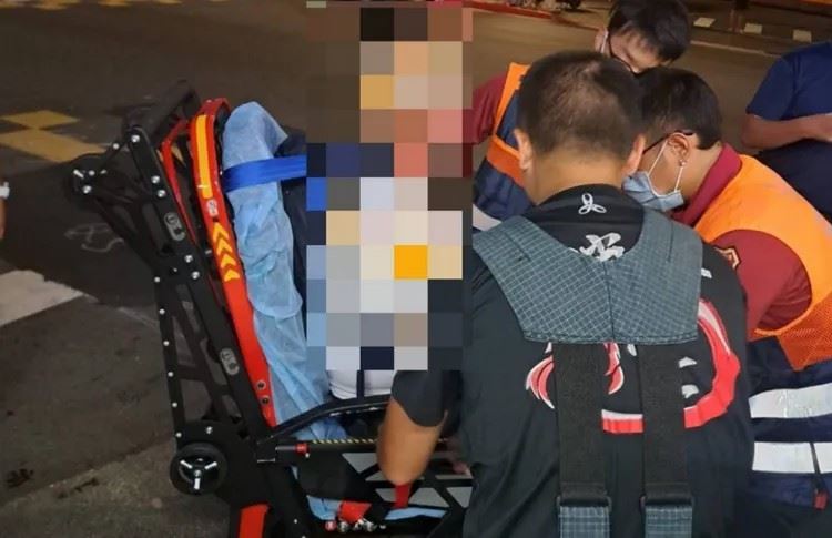 員警上前勸阻時遭割傷手送醫。(圖/翻攝畫面)