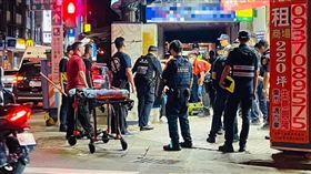 內湖超市驚傳男子持刀傷人事件，一名員警遭割傷手送醫，引發當地居民恐慌。（圖／翻攝自X @kachr_