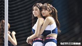 Fubon Angels韓籍成員南珉貞、李珠珢把球隊軍旗當掃帚騎遭炎上，兩人賽後致歉。（圖／記者劉彥池攝影）