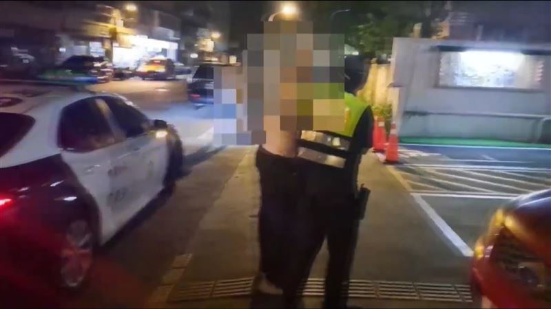 持刀闖超市男子已遭警方逮捕,目前正在警局接受調查,釐清犯案動機。(圖/翻攝畫面)