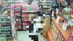 內湖超市驚傳男子持刀傷人事件，一名員警遭割傷手送醫，引發當地居民恐慌。（圖／翻攝畫面）