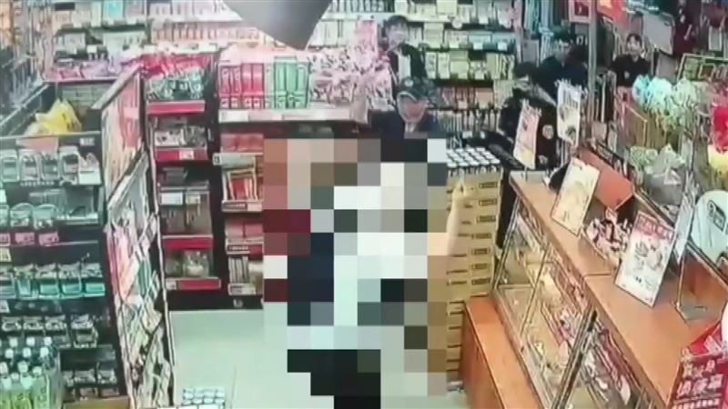 警方上前安撫男子情緒,要他放下刀子,他突然失控持刀襲警。(圖/翻攝畫面)