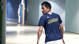 中信兄弟總教練平野惠一，上班路「倒退嚕」。（圖／翻攝自中信兄弟YT）