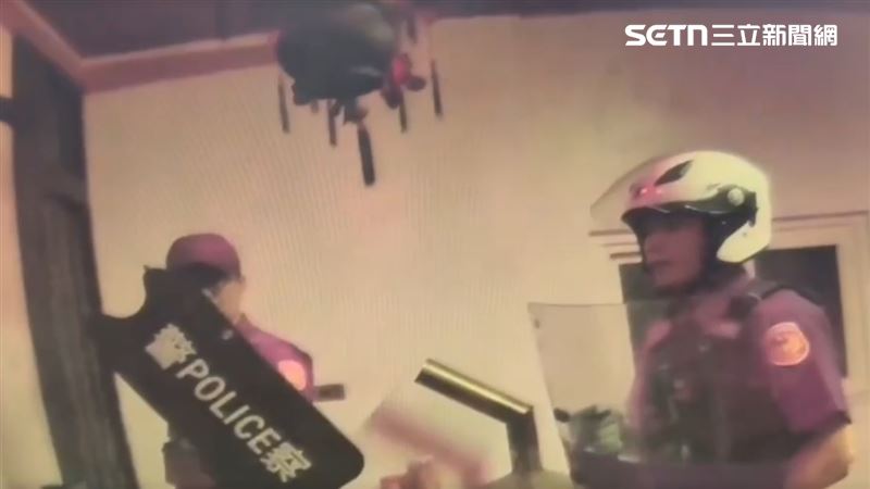屏東縣東港鎮鎮海路段，昨晚（16日）傳出家暴案，出動15名員警全副武裝持盾前往戒護。（圖／翻攝畫面）