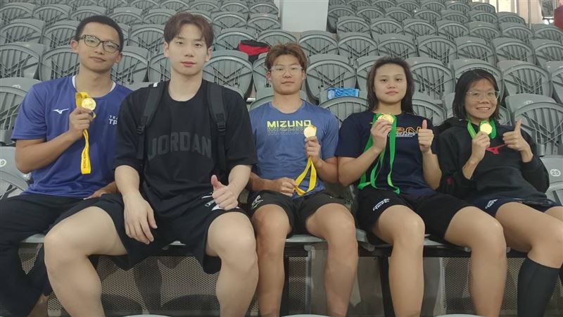 台灣隊奪金泳將，傅堃銘(左起)、王冠閎、李杰修、李姵萱和陳思安。（圖／游泳協會提供）