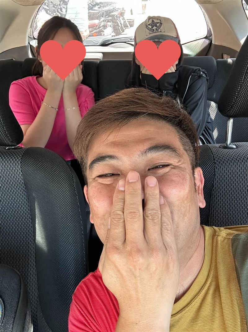 馬國弼罕見與愛女（後排左）同框，感性表示「非常珍惜」。（圖／翻攝自馬國弼臉書）