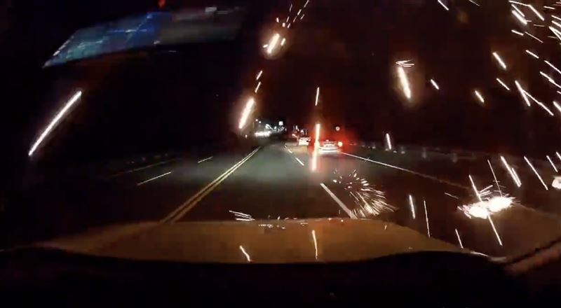 路燈因不明原因突然爆裂，火星通通噴濺到擋風玻璃上。（圖／翻攝自Threads @wen.__t）