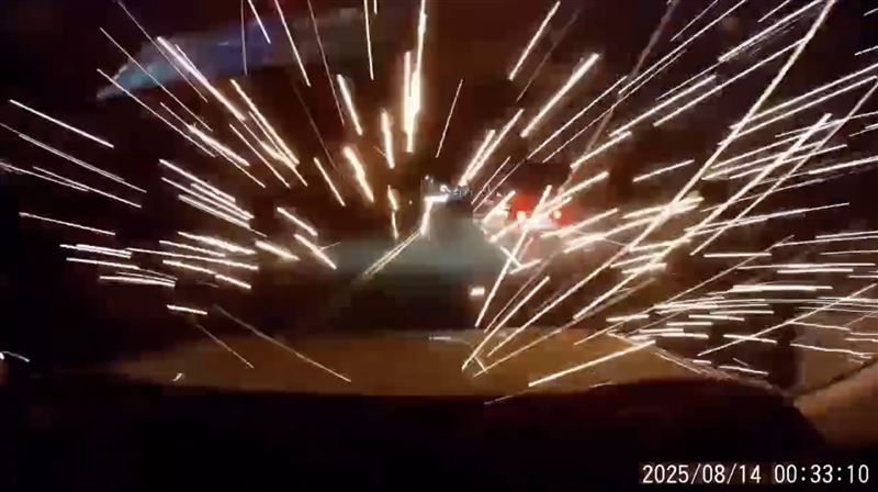 大片火星噴濺到引擎蓋、擋風玻璃上，猶如電影特效場景。（圖／翻攝自Threads @wen.__t）