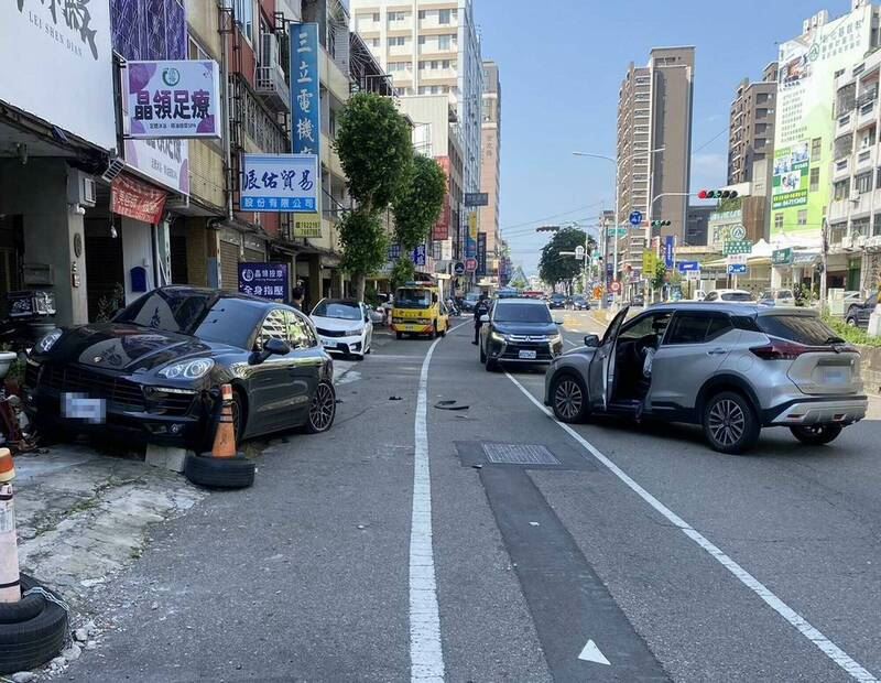 賴男撞上停放在路邊的保時捷休旅車。（圖／翻攝畫面）