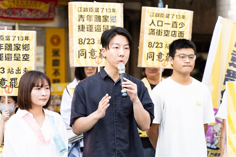 民進黨青年組織「夏日破浪」與民進黨發言人吳崢今（17）日一同來到台中豐原第一市場進行街頭宣講。（圖／罷團提供）