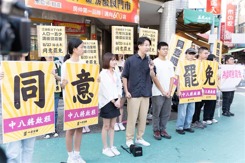 民進黨青年組織「夏日破浪」與民進黨發言人吳崢今（17）日一同來到台中豐原第一市場進行街頭宣講。（圖／罷團提供）
