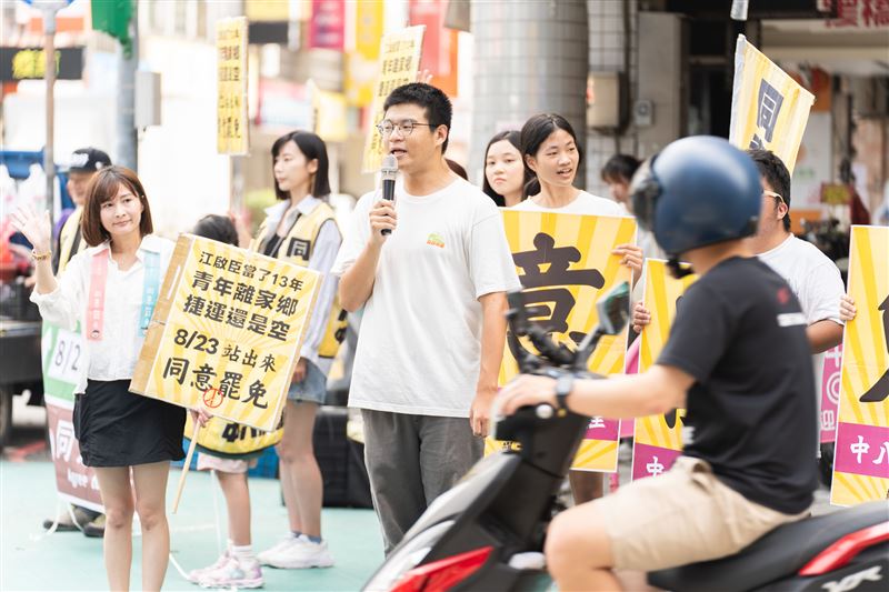民進黨青年組織「夏日破浪」與民進黨發言人吳崢今（17）日一同來到台中豐原第一市場進行街頭宣講。（圖／罷團提供）