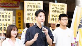 民進黨青年組織「夏日破浪」與民進黨發言人吳崢今（17）日一同來到台中豐原第一市場進行街頭宣講。（圖／罷團提供）