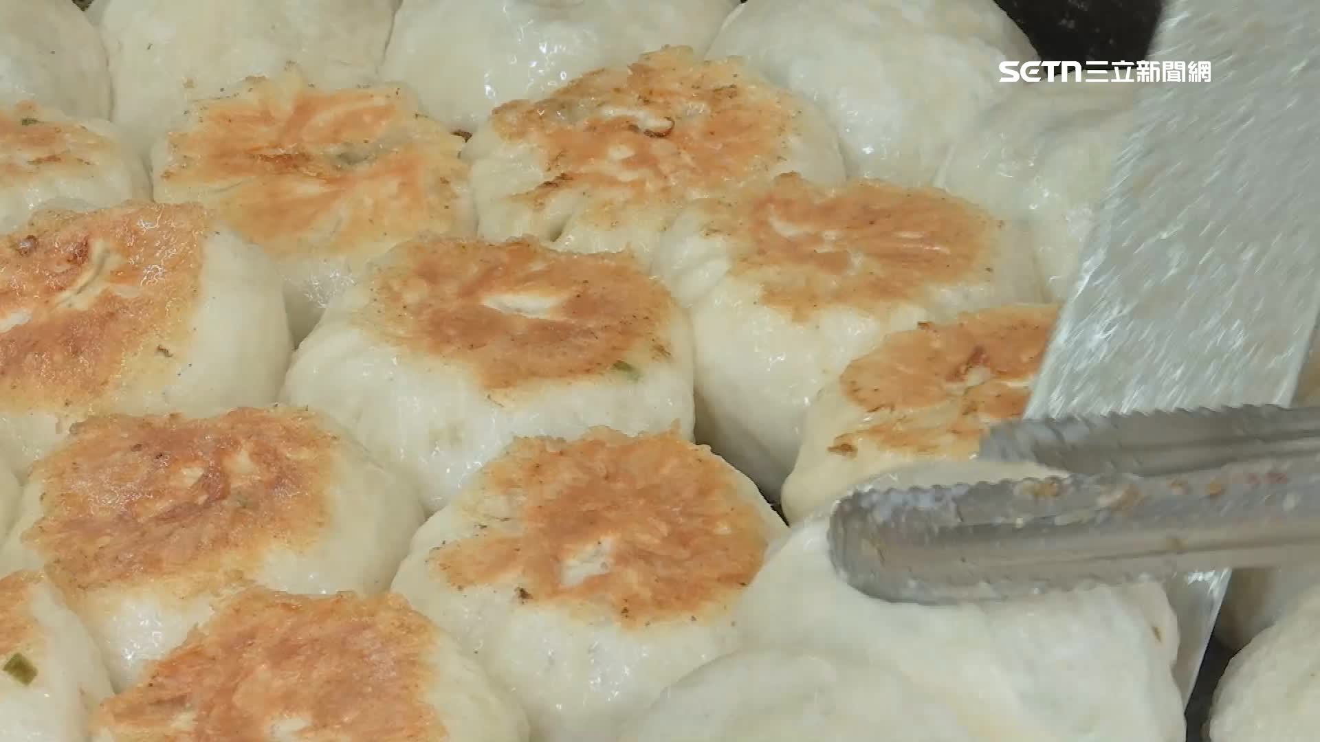 一顆顆圓滾滾的水煎包，排排站準備出鍋