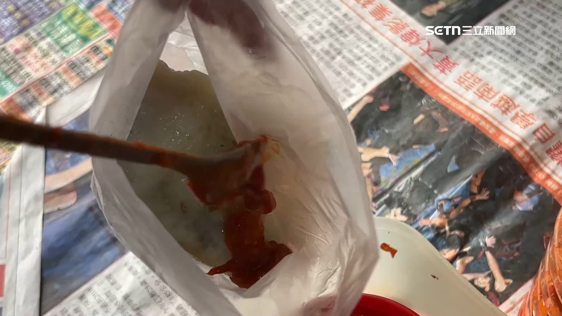 北部吃法是把醬料刷在水煎包表層
