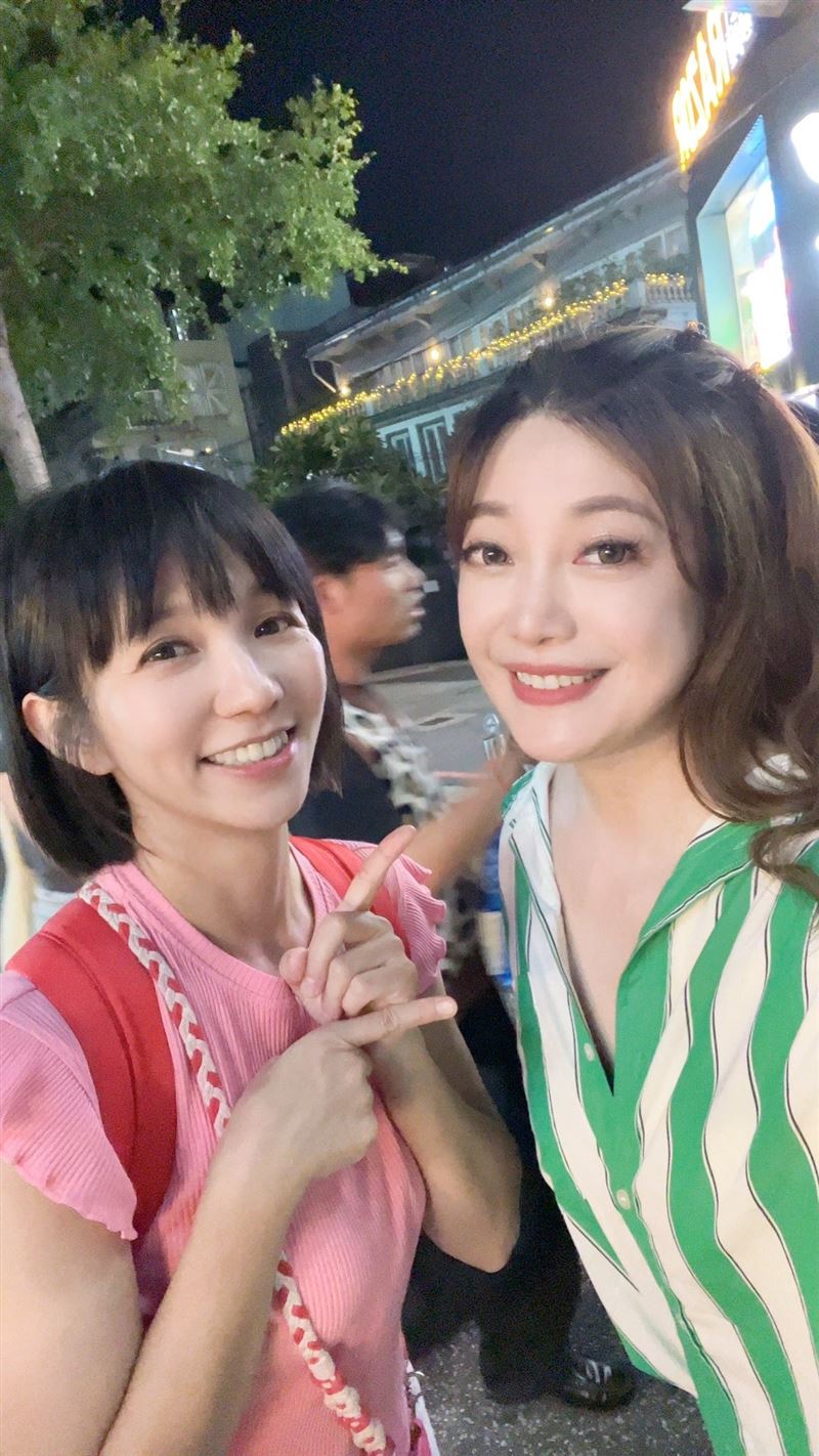 蘋果姐姐（右）與草莓姐姐自拍（圖／翻攝自蘋果姐姐（彭薇霖）國際粉絲團臉書）