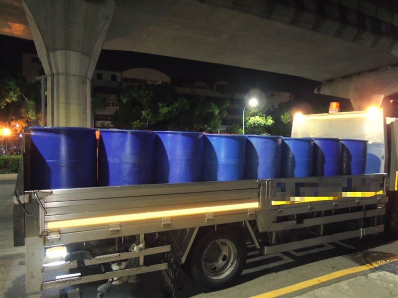 回收車上廚餘掉落灑地，2騎士經過摔車送醫。（圖／翻攝畫面）